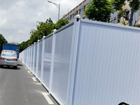 建筑工地用PVC圍擋有哪些優(yōu)勢和特點(diǎn)？