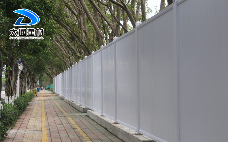 深圳大通建材有限公司，安裝PVC施工圍擋對(duì)建筑工地有哪些好處?